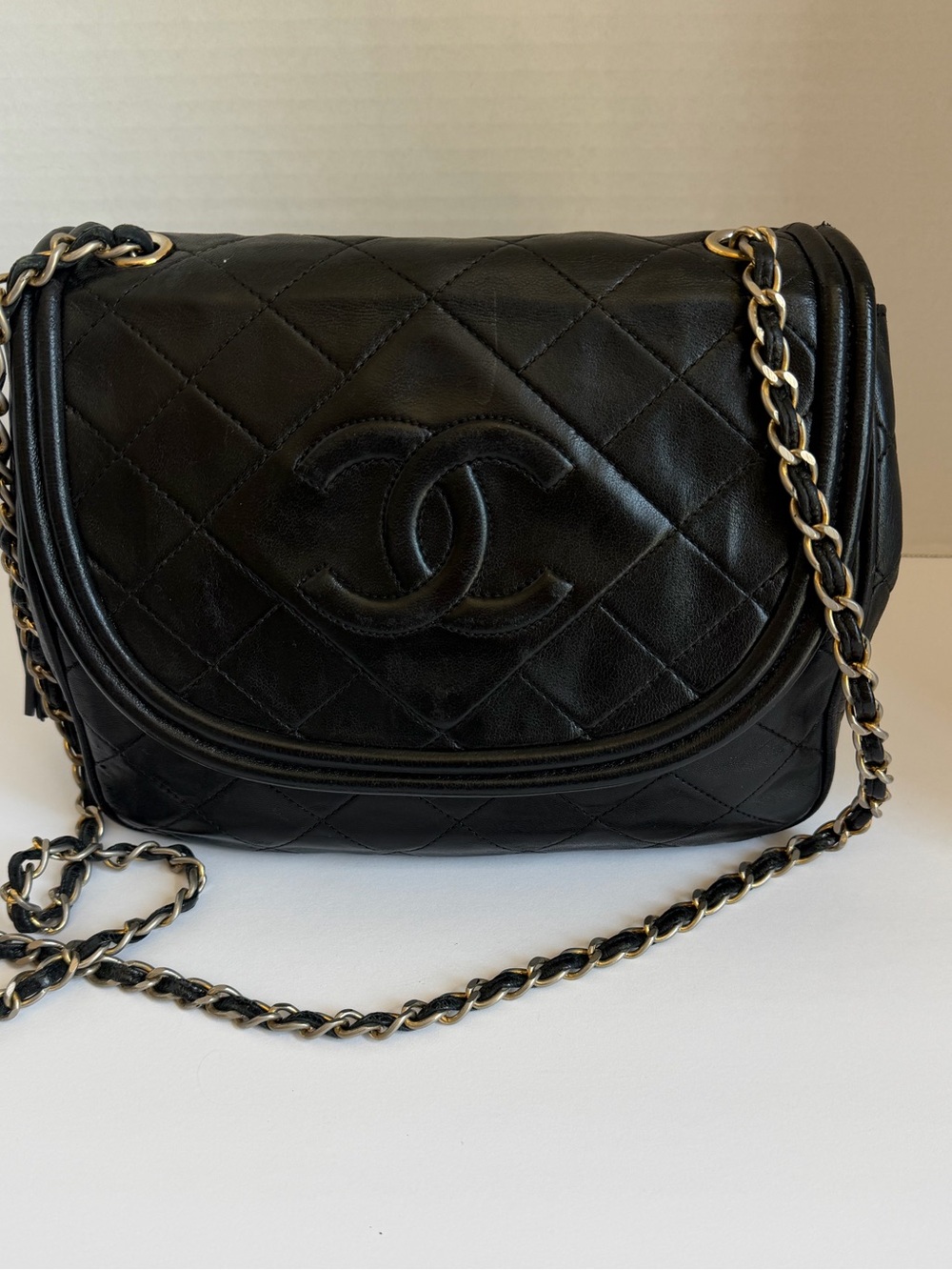 CHANEL Black Quilted Lambskin Shoulder Bag with Gold Chain